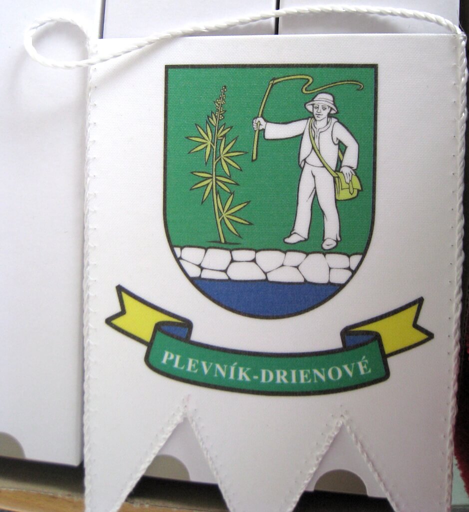 vlajočka s erbom dediny Plevník-Drienové
